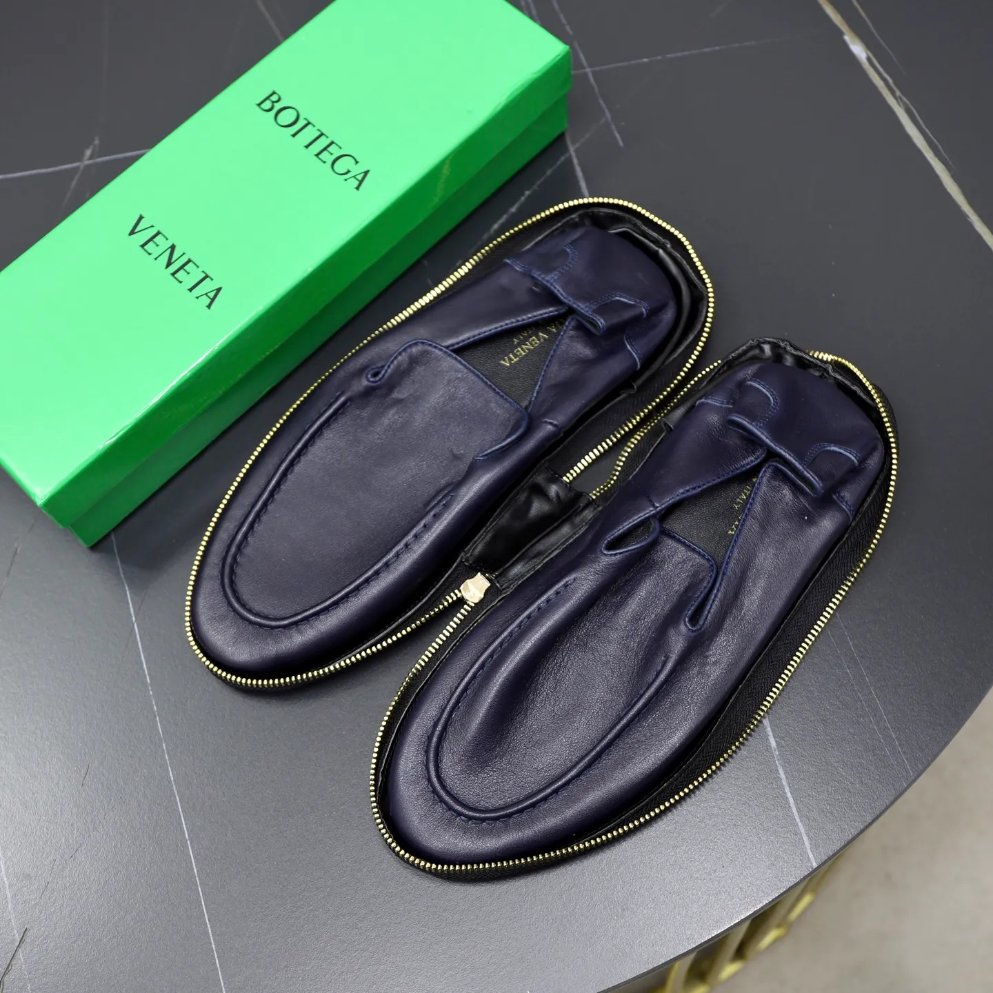 Ex-factory price: 462💰Calf lining【Bottega Veneta】BV classic men's wallet shoes. It is super convenient to carry when traveling. 👍It is made of imported soft calfskin, which is comfortable on the feet and has a luxurious cowhide lining inside. Original original rubber wear-resistant outsole. Matching code: 39-45